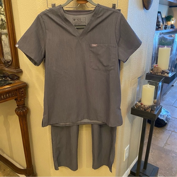 FIGS Women Gray Technical Collection Scrub Set Top Pants Size S/M - Picture 1 of 9